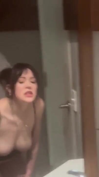 Lẻn vào lúc em họ tắm và cái kết địt tung lồn